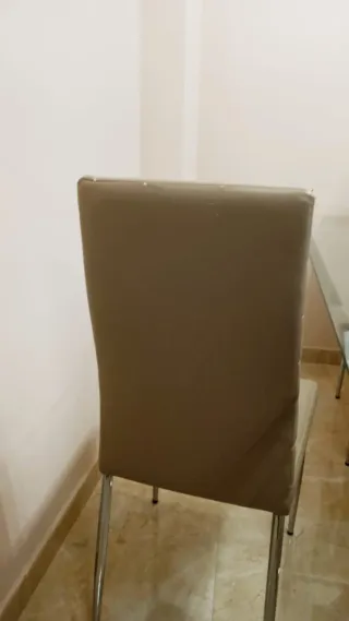 Sillas de comedor beige y plateadas