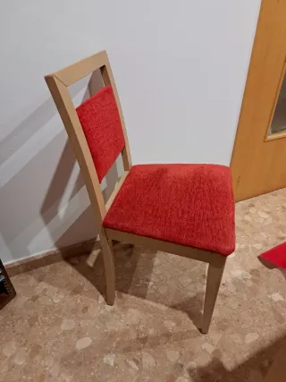 Silla de madera con asiento y respaldo rojo