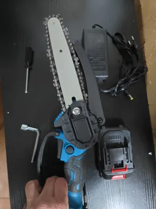 Mini sierra eléctrica azul