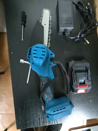 Mini sierra eléctrica azul