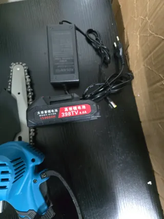 Mini sierra eléctrica azul