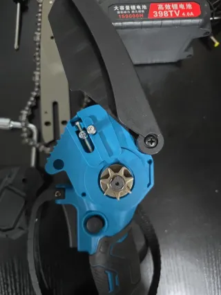 Mini sierra eléctrica azul