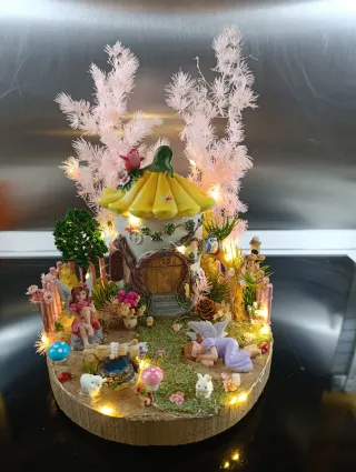 Centrotavola a tema fate con casetta gialla 20cm