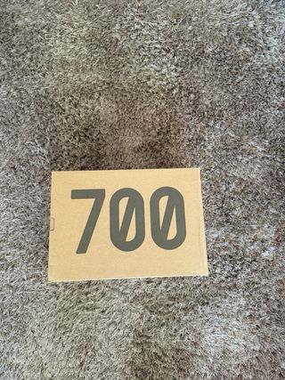 Adidas Yeezy 700 V3 Bege e Cinza