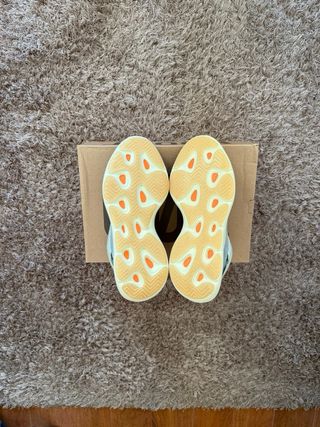 Adidas Yeezy 700 V3 Bege e Cinza