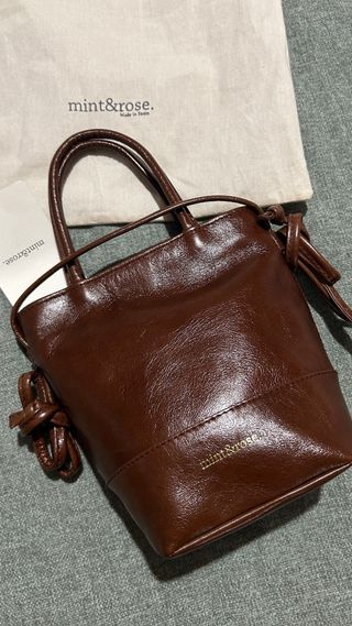 Bolso de piel Mint&Rose Mini Calvia Castaña.