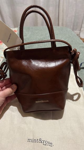 Bolso de piel Mint&Rose Mini Calvia Castaña.