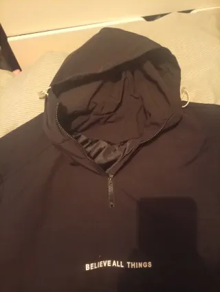 Chaqueta negra impermeable con capucha