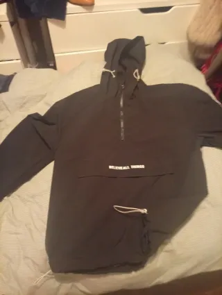 Chaqueta negra impermeable con capucha