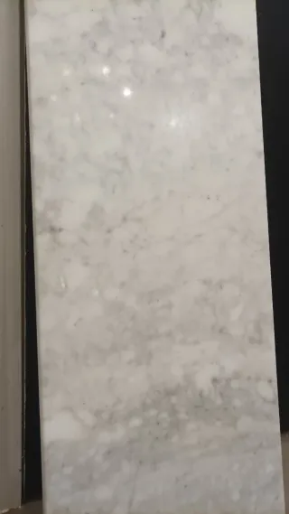 Placa de mármol de carrara blanco con vetas grises
