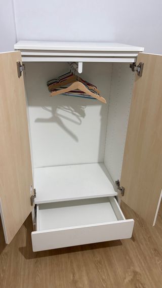 Armario infantil madera y blanco