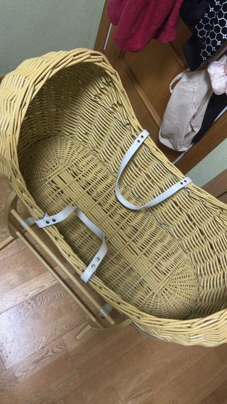 Moisés de mimbre con soporte