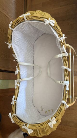 Moisés de mimbre con soporte