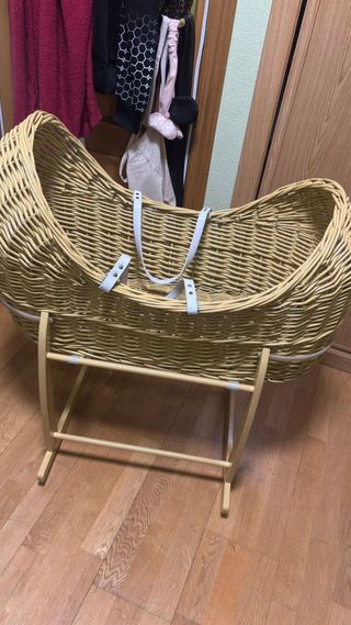 Moisés de mimbre con soporte