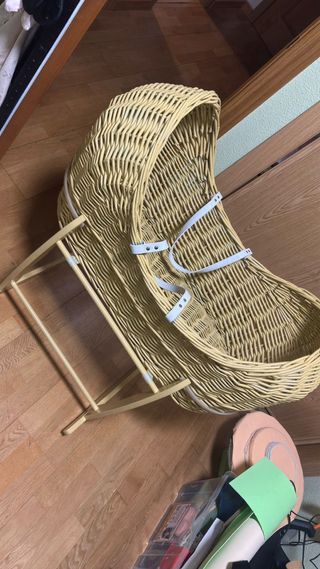 Moisés de mimbre con soporte