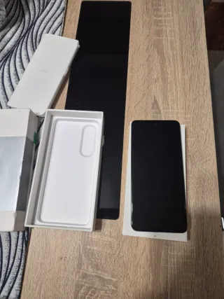 Móvil verde nuevo sin estrenar