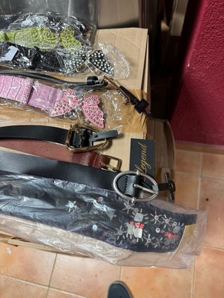 Lote de cinturones de mujer y gorras de hombre