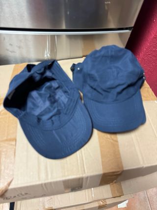 Lote de cinturones de mujer y gorras de hombre