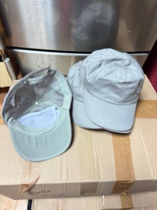 Lote de cinturones de mujer y gorras de hombre