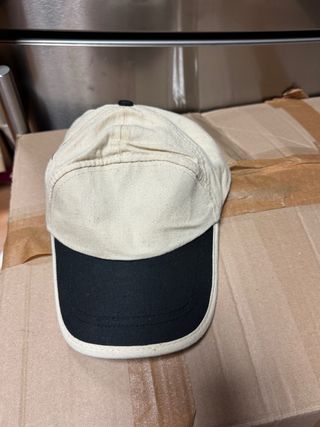 Lote de cinturones de mujer y gorras de hombre