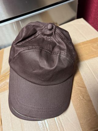 Lote de cinturones de mujer y gorras de hombre