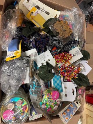 Lote de cinturones de mujer y gorras de hombre