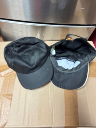 Lote de cinturones de mujer y gorras de hombre
