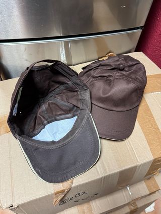Lote de cinturones de mujer y gorras de hombre