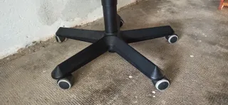 Sillón de oficina o escritorio,  ergonómico negro.