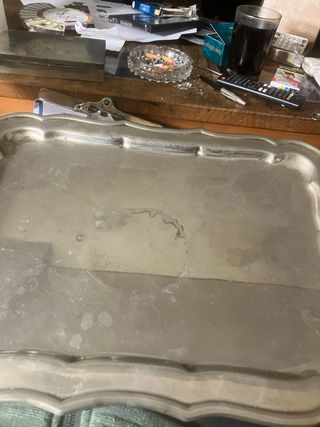 Bandeja metálica plateada borde ondulado