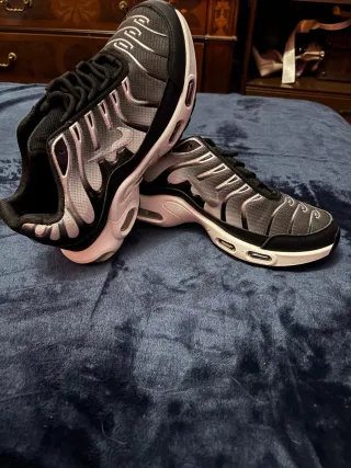 Zapatillas Nike Air Max Tns Negras y  Blancas .