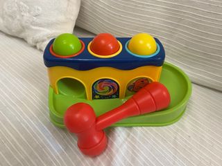 Juguete de martillo y pelotas