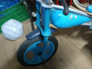Bicicleta de aprendizaje azul