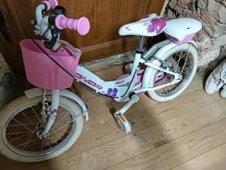 Bicicleta infantil Dolly rosa marca Conor