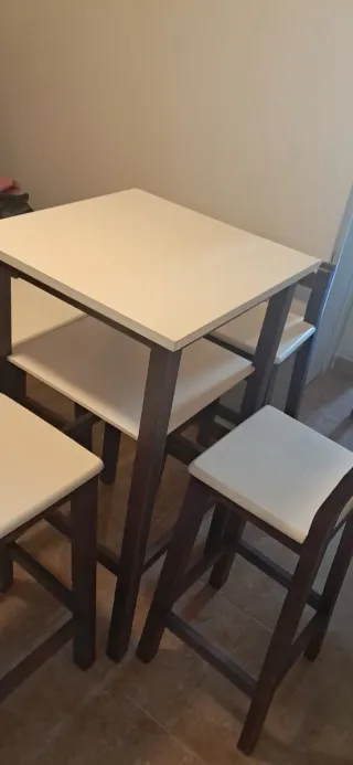 Mesa alta y taburetes madera