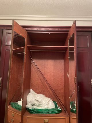 Armario de madera con 6 puertas