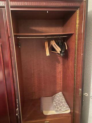 Armario de madera con 6 puertas