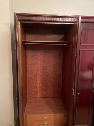 Armario de madera con 6 puertas