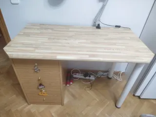Escritorio con cajonera y patas regulables