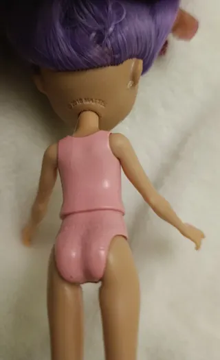 Muñeca Mattel con pelo morado y cuernos