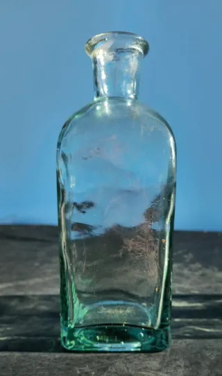 Antiche bottiglie in vetro soffiato