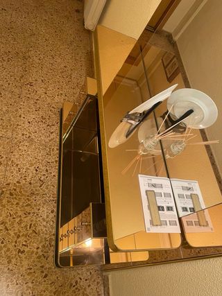 Mueble recibidor dorado y cristal