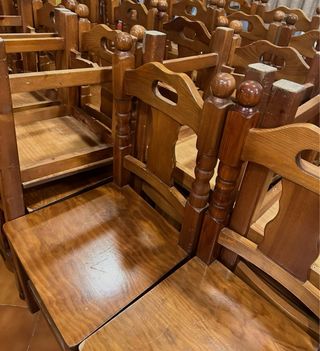 Sillas de madera marrones