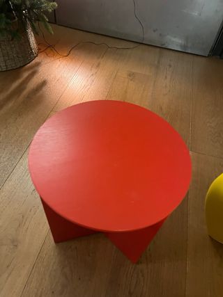 Mesa auxiliar roja de madera