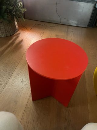 Mesa auxiliar roja de madera