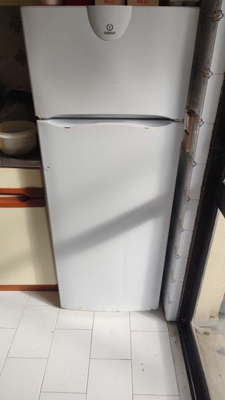 Frigorífico Indesit Branco com Congelador