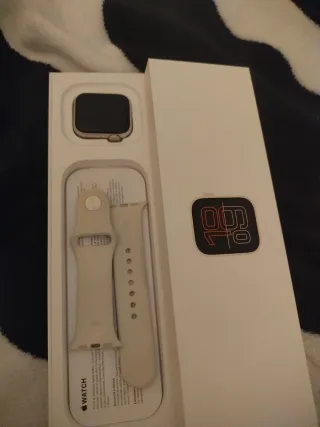Apple Watch Beige/Dorado con Accesorios