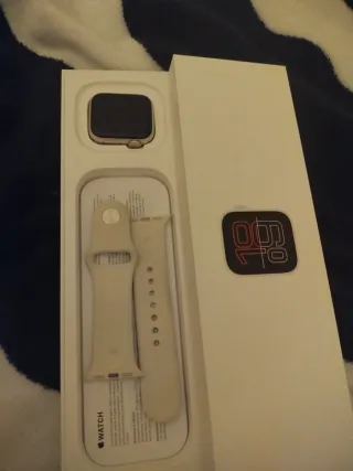 Apple Watch Beige/Dorado con Accesorios