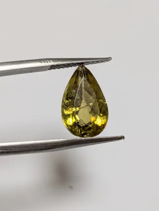 Titanita Natural Verde Amarilla