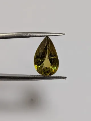 Titanita Natural Verde Amarilla